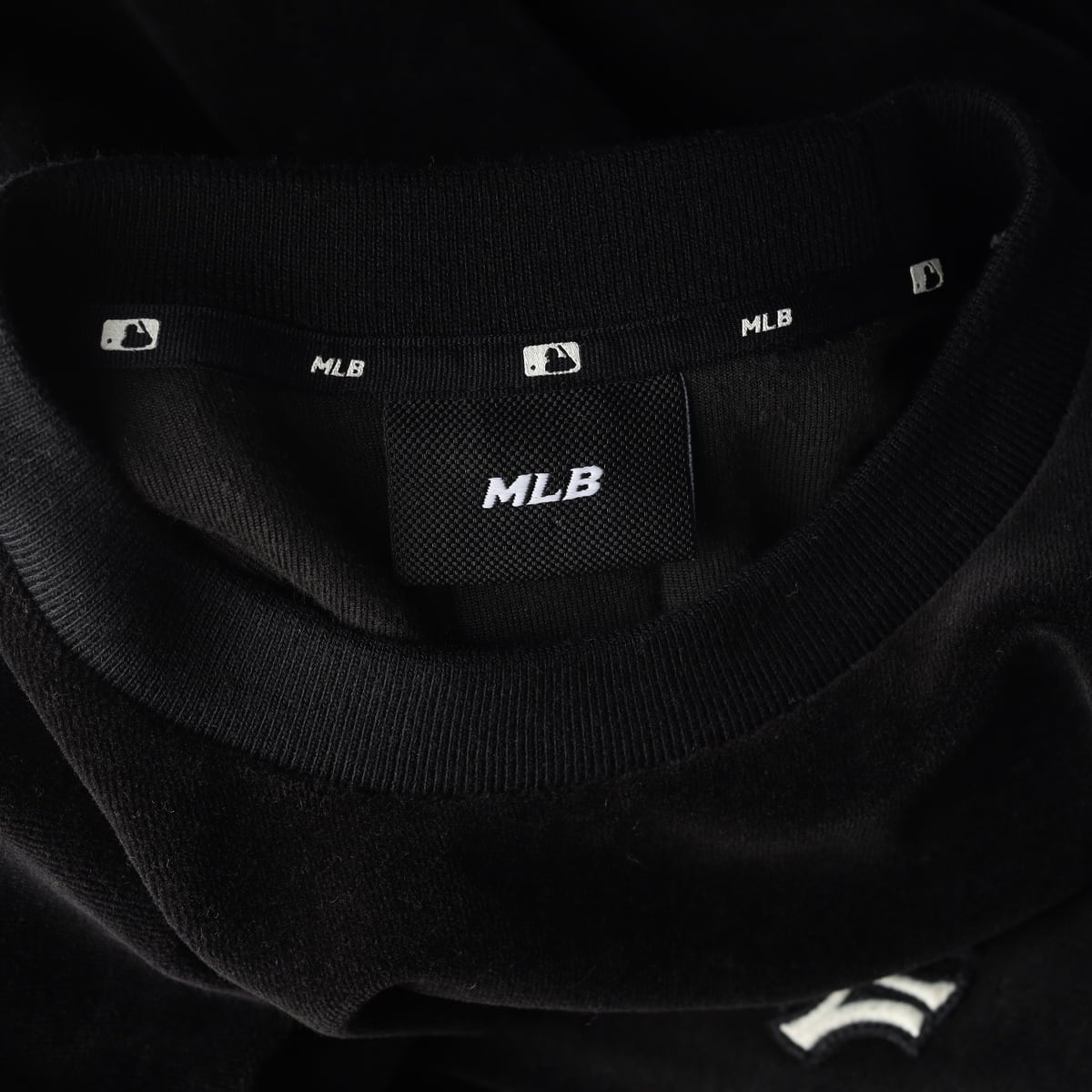 엠엘비 MLB 23FW NY양키스 벨벳 크롭 맨투맨 상세 이미지 3