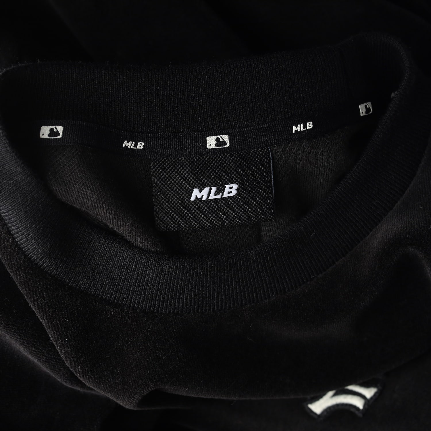 엠엘비 MLB 23FW NY양키스 벨벳 크롭 맨투맨 이미지 3