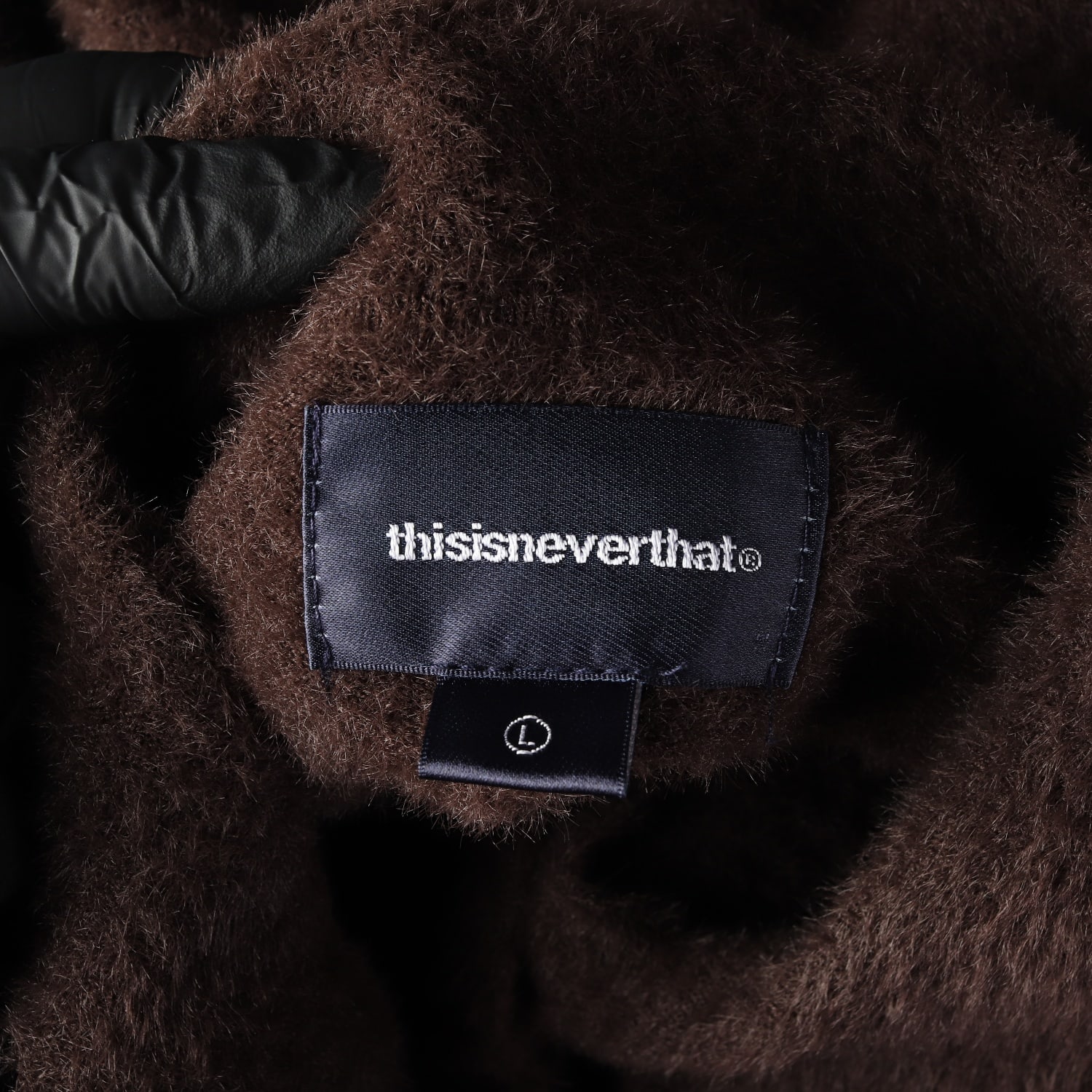 디스이즈네버댓 23FW SCT 로고 Shaggy 폴로 니트 이미지 3