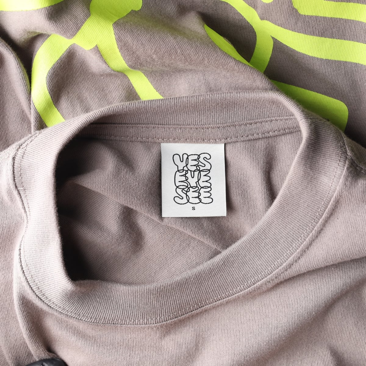 예스아이씨 22SS 그래픽 프린트 긴팔 티셔츠 브릭 롱 슬리브 스톤 상세 이미지 3