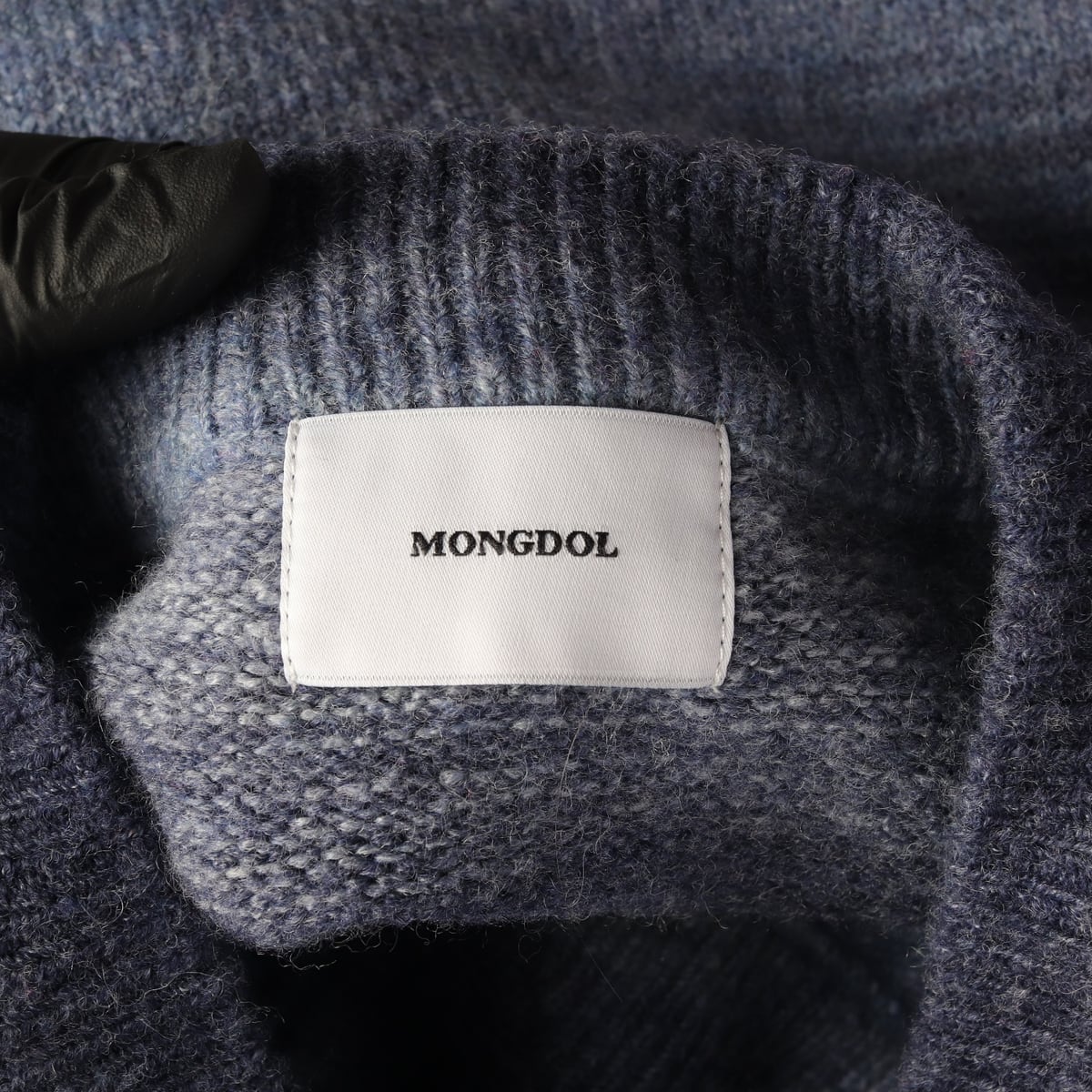 몽돌 23FW 그라데이션 브이넥 니트 스웨터 블루 상세 이미지 3