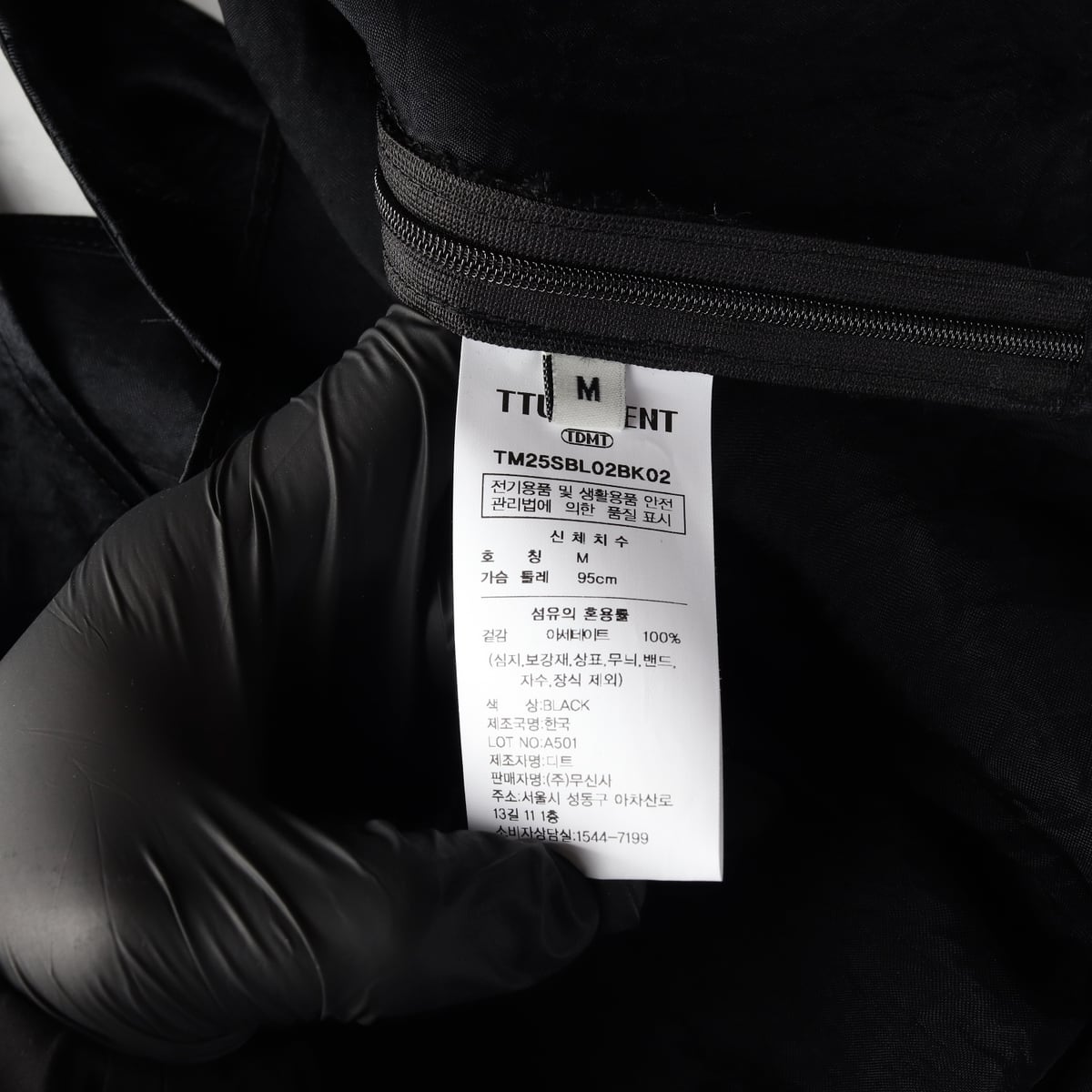튜드먼트 25SS 새틴 슬리브리스 탑 블랙 상세 이미지 4