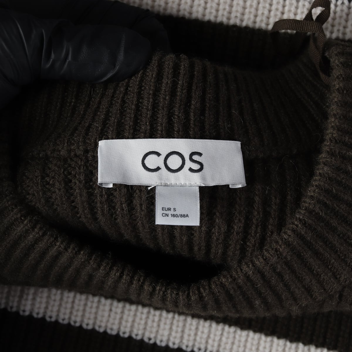 코스 COS 23FW 카키 그린 스트라이프 울 100% 니트 스웨터 상세 이미지 3