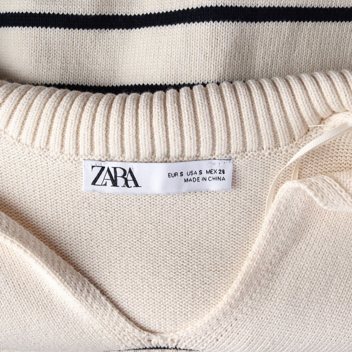 자라 ZARA 브이넥 오버핏 스트라이프 니트 스웨터 상세 이미지 3