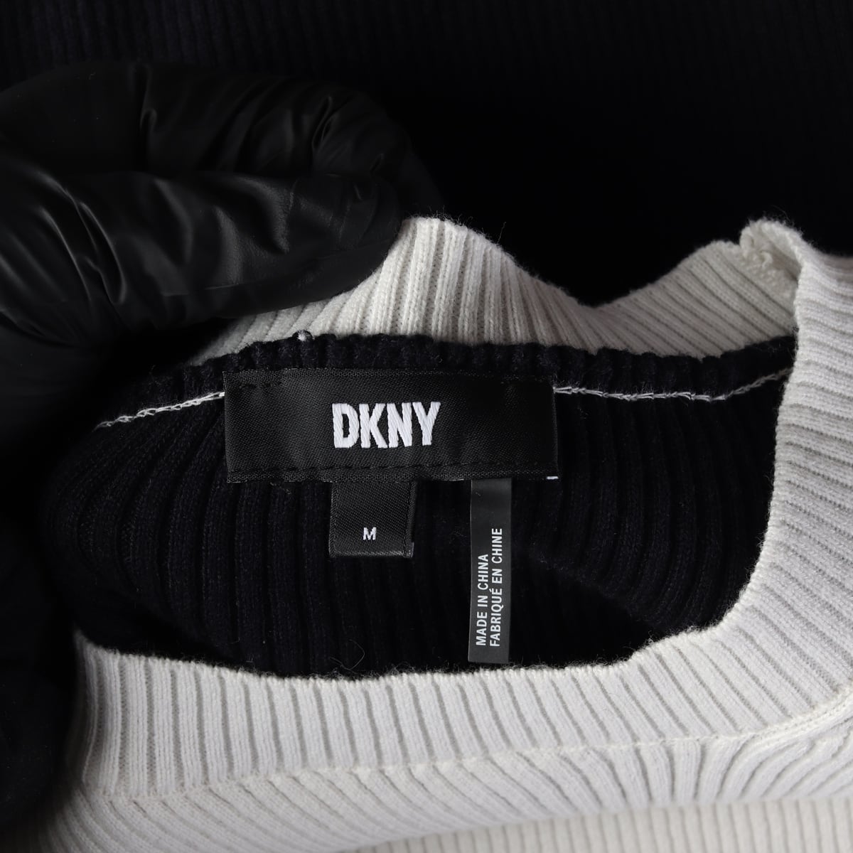 디케이엔와이 DKNY 콘트라스트 배색 숄더 니트 스웨터 상세 이미지 3