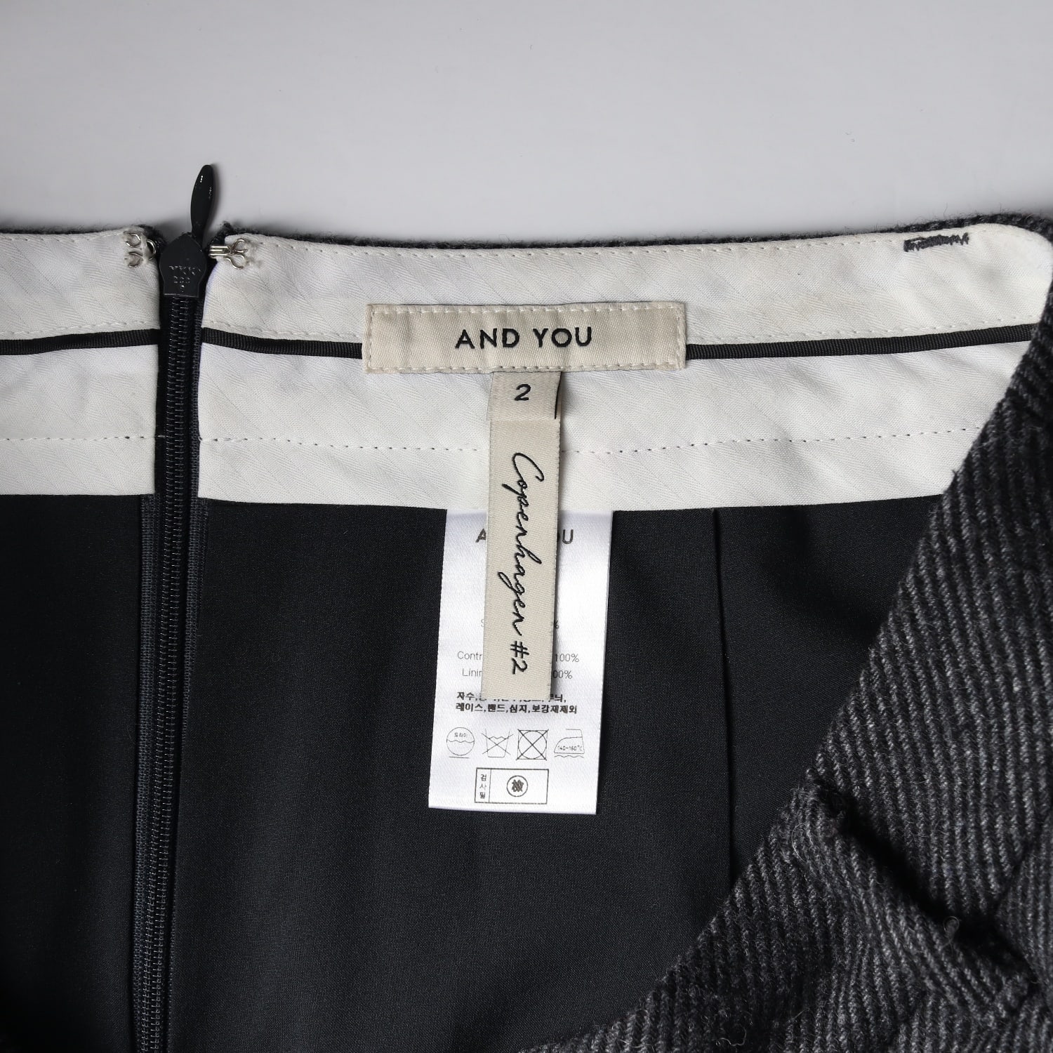 앤유 24FW 울 블렌드 차콜 미니 플리츠 스커트 이미지 3