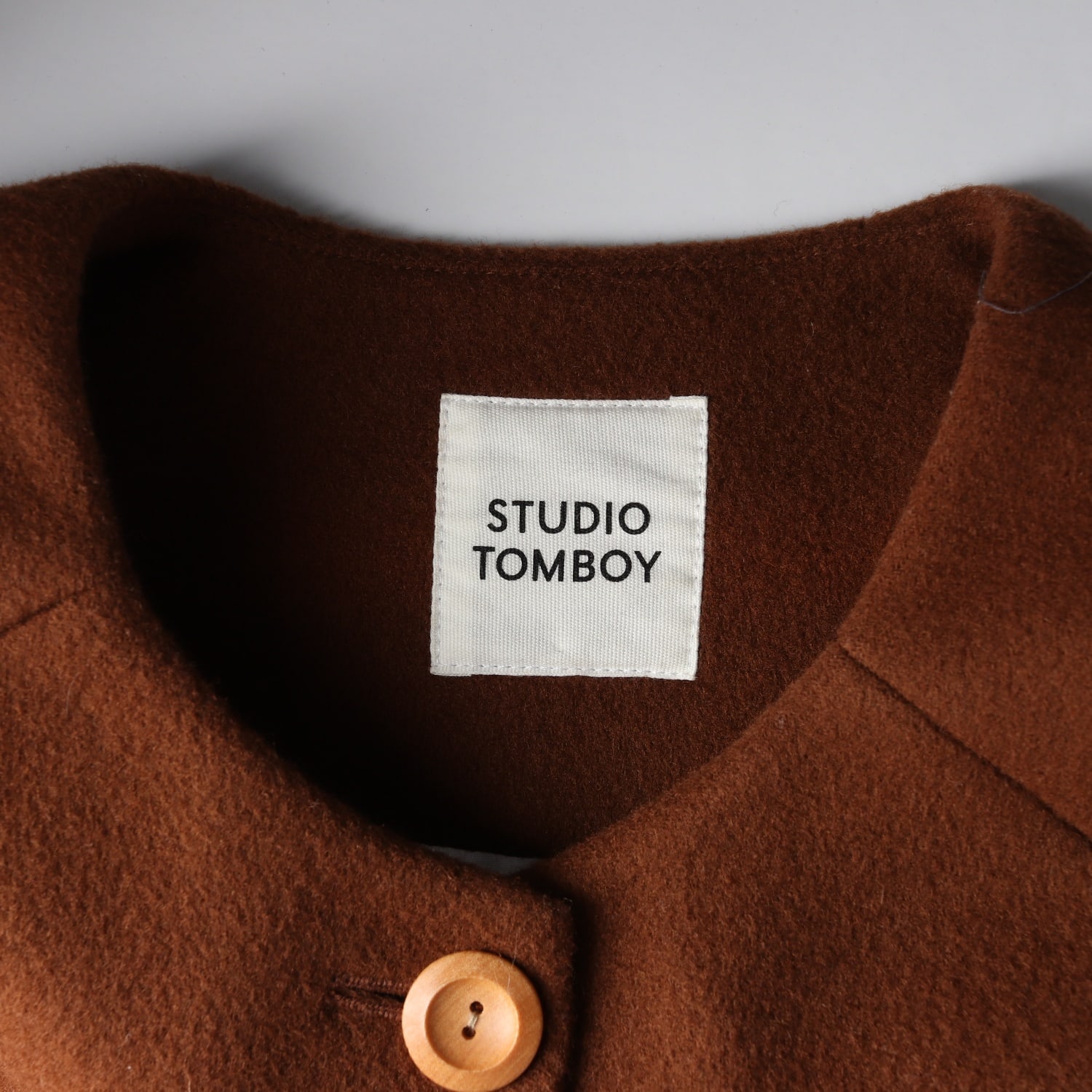 스튜디오 톰보이 울 앙고라 라운드 숏 코트 버튼 재킷 브라운 이미지 4