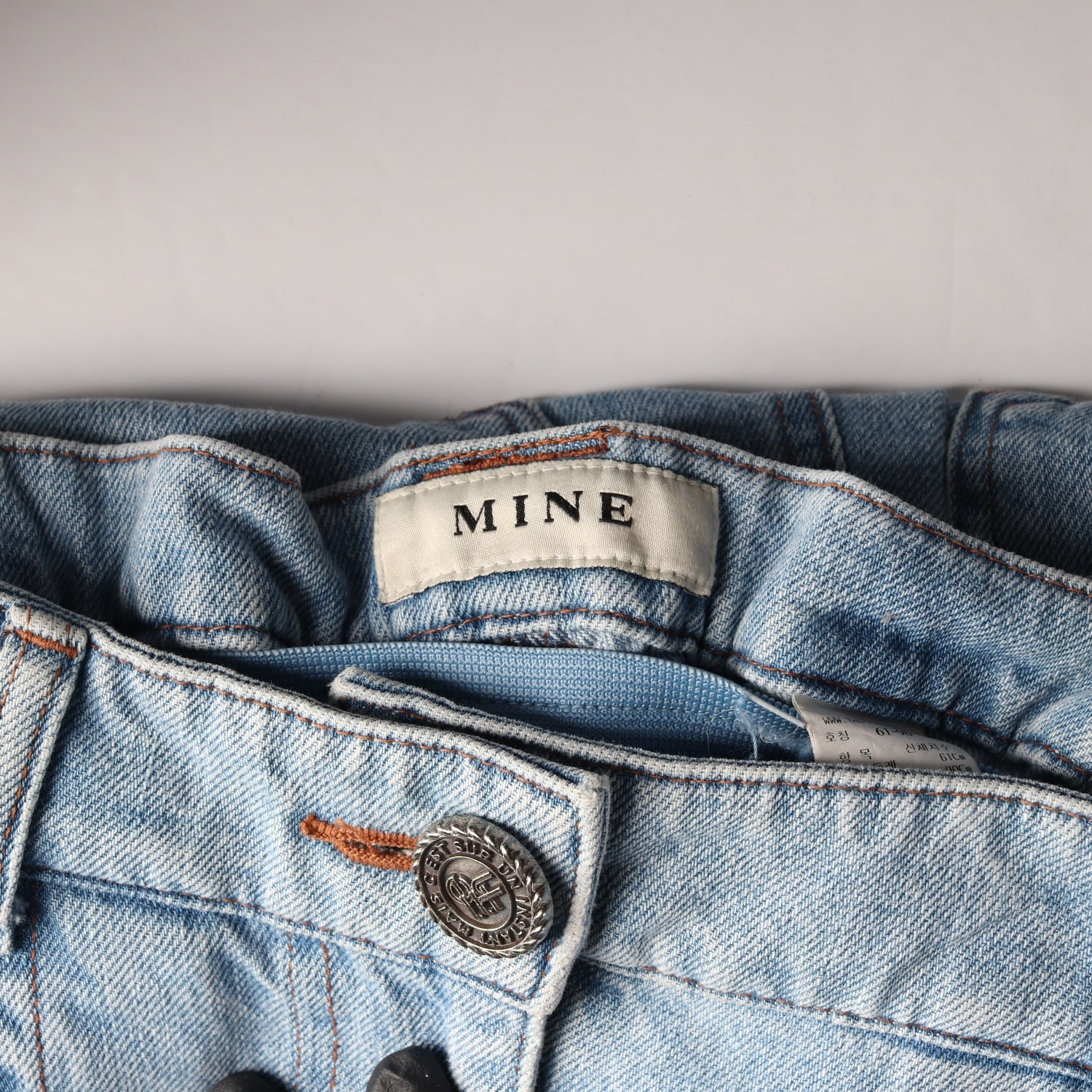 마인 MINE 23SS 밴딩 와이드핏 연청 데님 팬츠 이미지 3