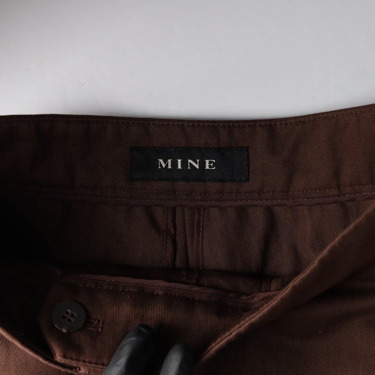 마인 22FW 핀턱 와이드핏 코튼 치노 팬츠 브라운 상세 이미지 3