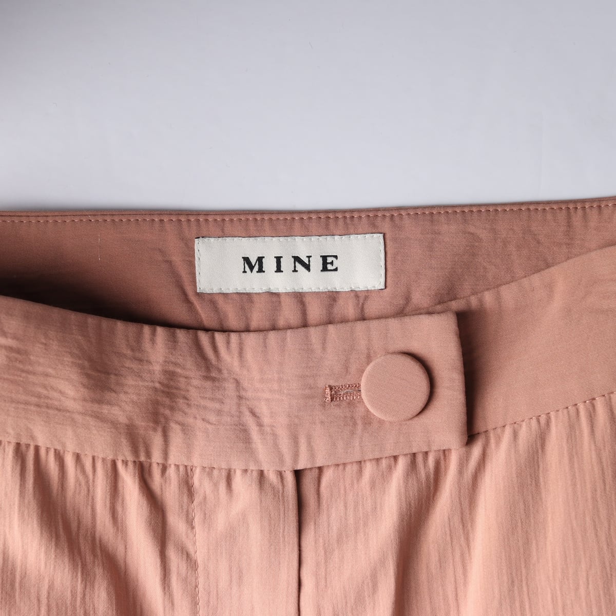 마인 MINE 카멜 테이퍼드핏 사이드 밴딩 슬랙스 팬츠 상세 이미지 3