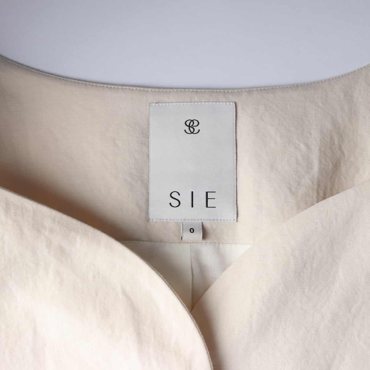시에 SIE 23SS 아네스 린넨 재킷 하트넥 반팔 자켓 상세 이미지 3