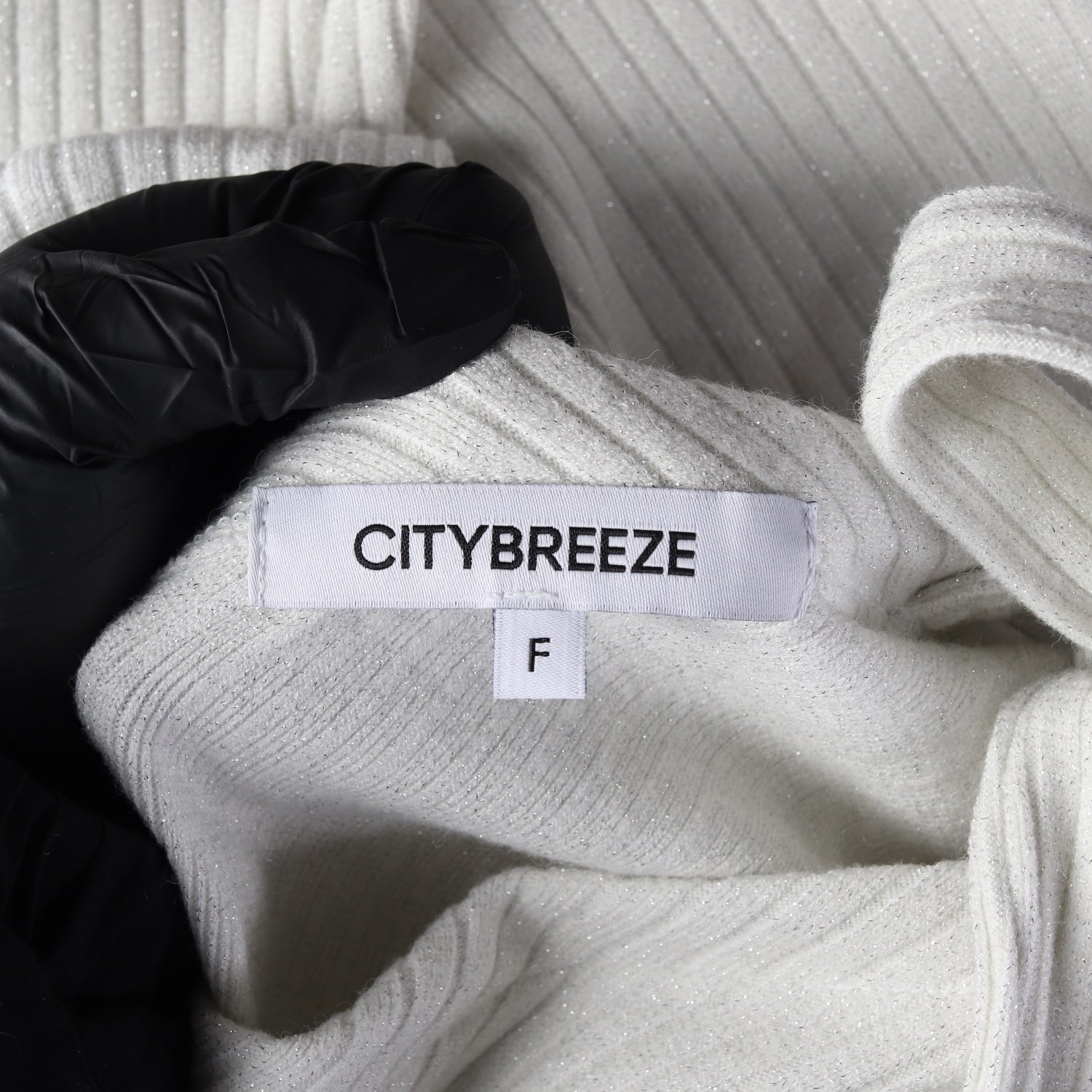 시티브리즈 24FW 오픈 숄더 스트랩 티셔츠 이미지 3