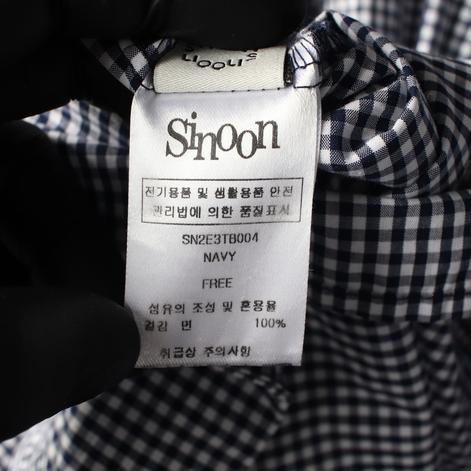 시눈 24FW 빅 리본 타이 코튼 블라우스 네이비 이미지 4