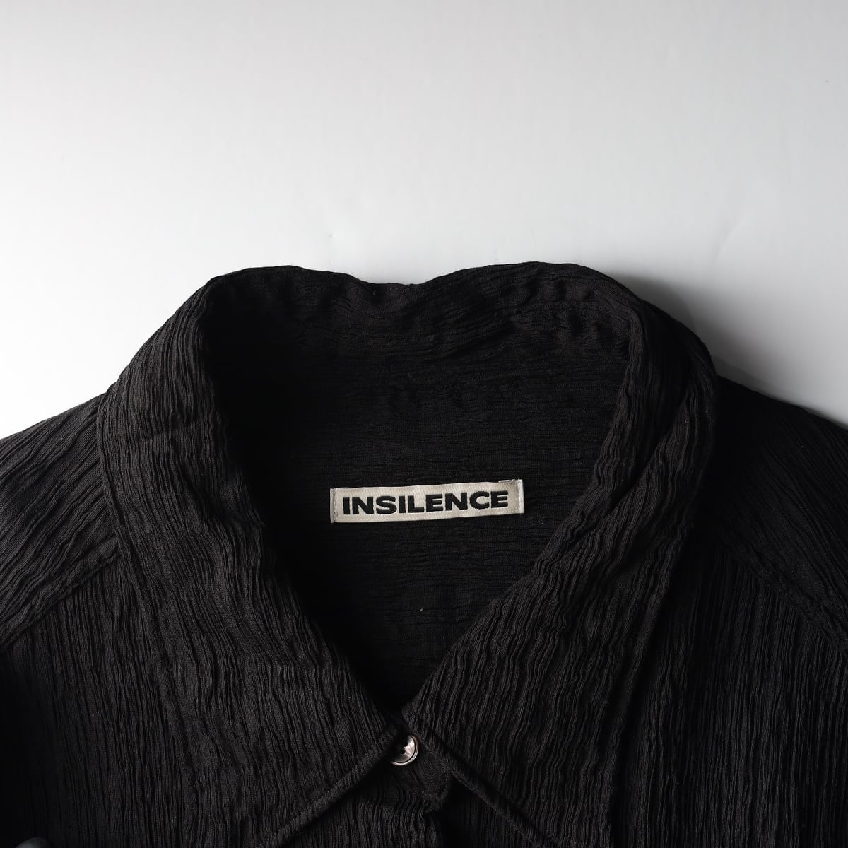 인사일런스 22FW 텍스처드 크링클 버튼 다운 셔츠 상세 이미지 3