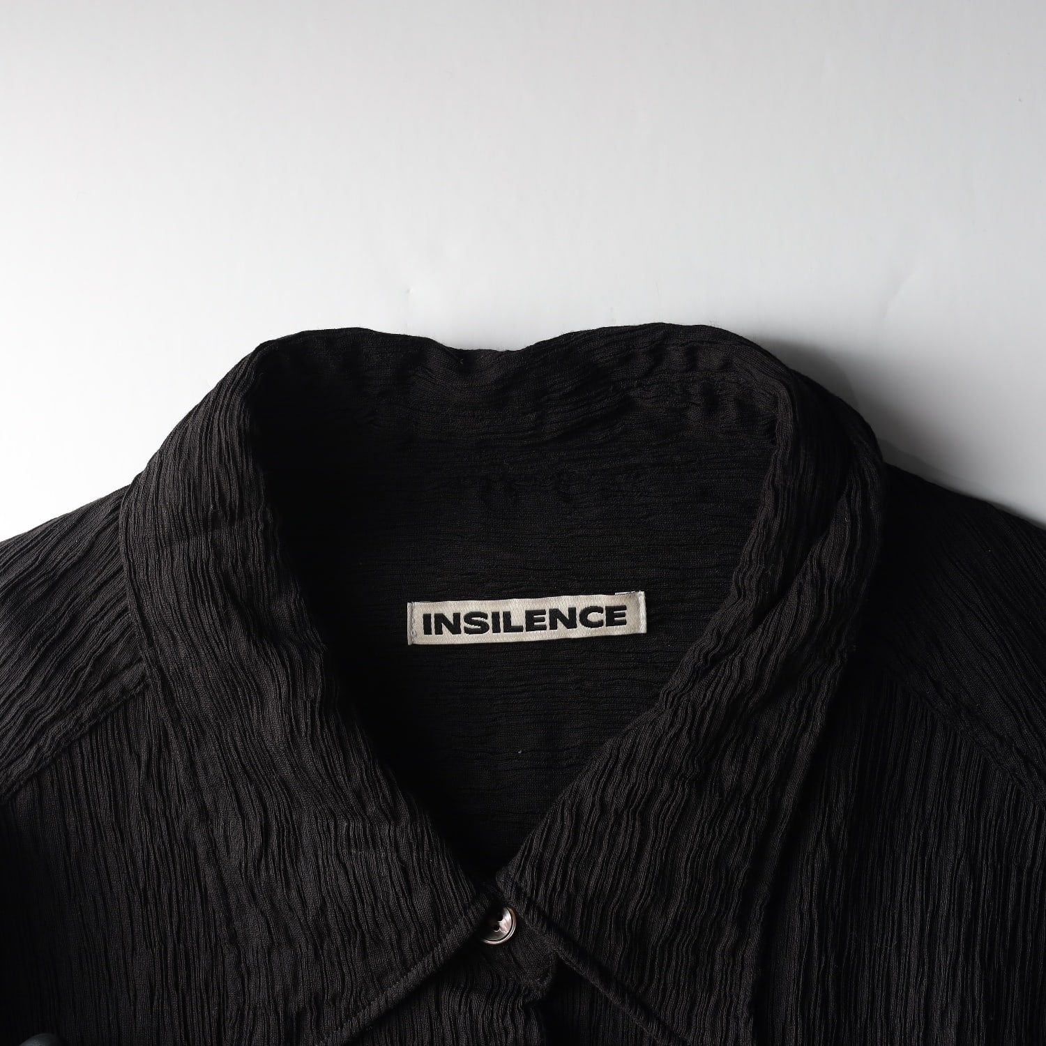 인사일런스 22FW 텍스처드 크링클 버튼 다운 셔츠 이미지 3