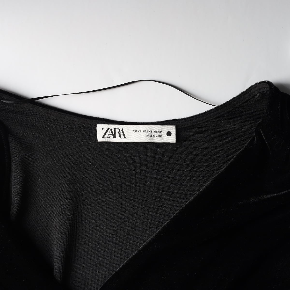 자라 ZARA 벨벳 스웨이드 브이넥 숏 원피스 상세 이미지 3