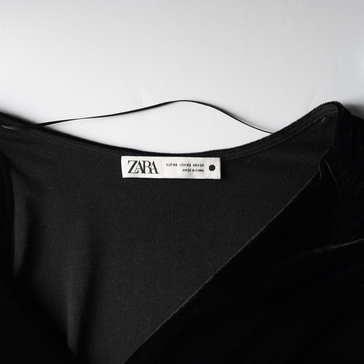 자라 ZARA 벨벳 스웨이드 브이넥 숏 원피스 이미지 3