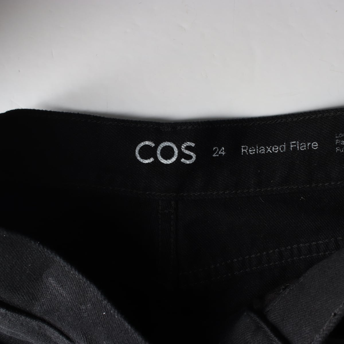 코스 릴렉스드 플레어 블랙 부츠컷 데님팬츠 상세 이미지 3