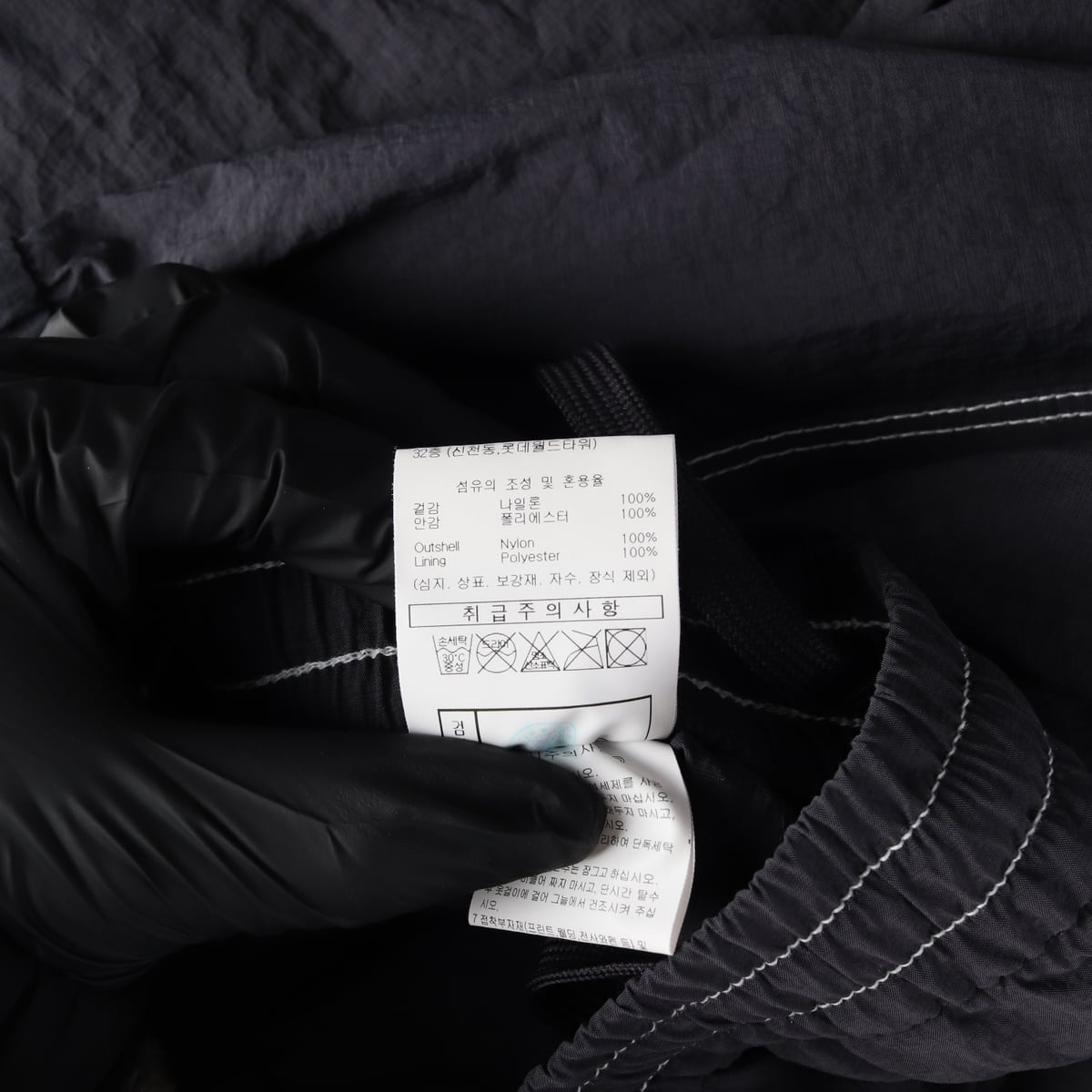 엄브로 24SS 로고 프린트 나일론 조거 트레이닝 팬츠 차콜 상세 이미지 5