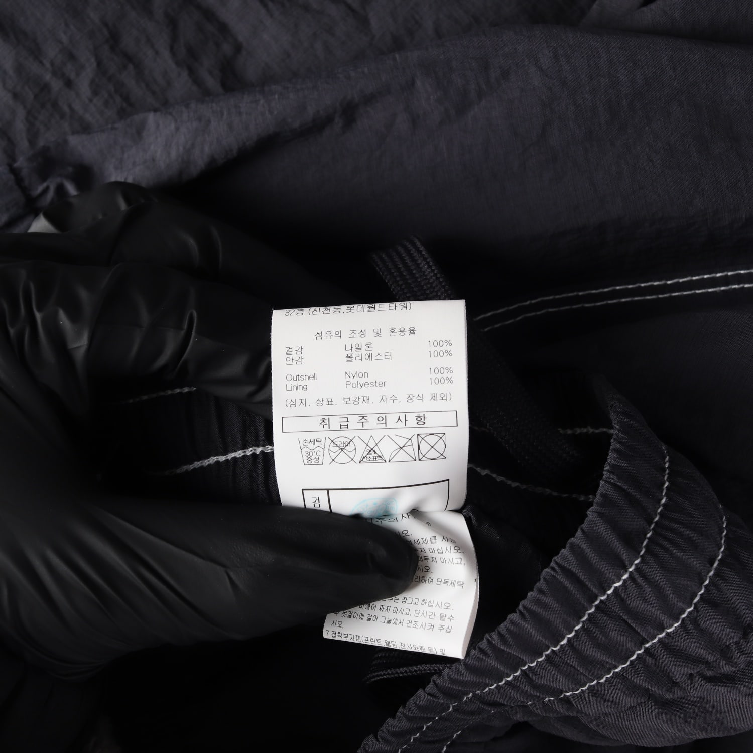 엄브로 24SS 로고 프린트 나일론 조거 트레이닝 팬츠 차콜 이미지 5