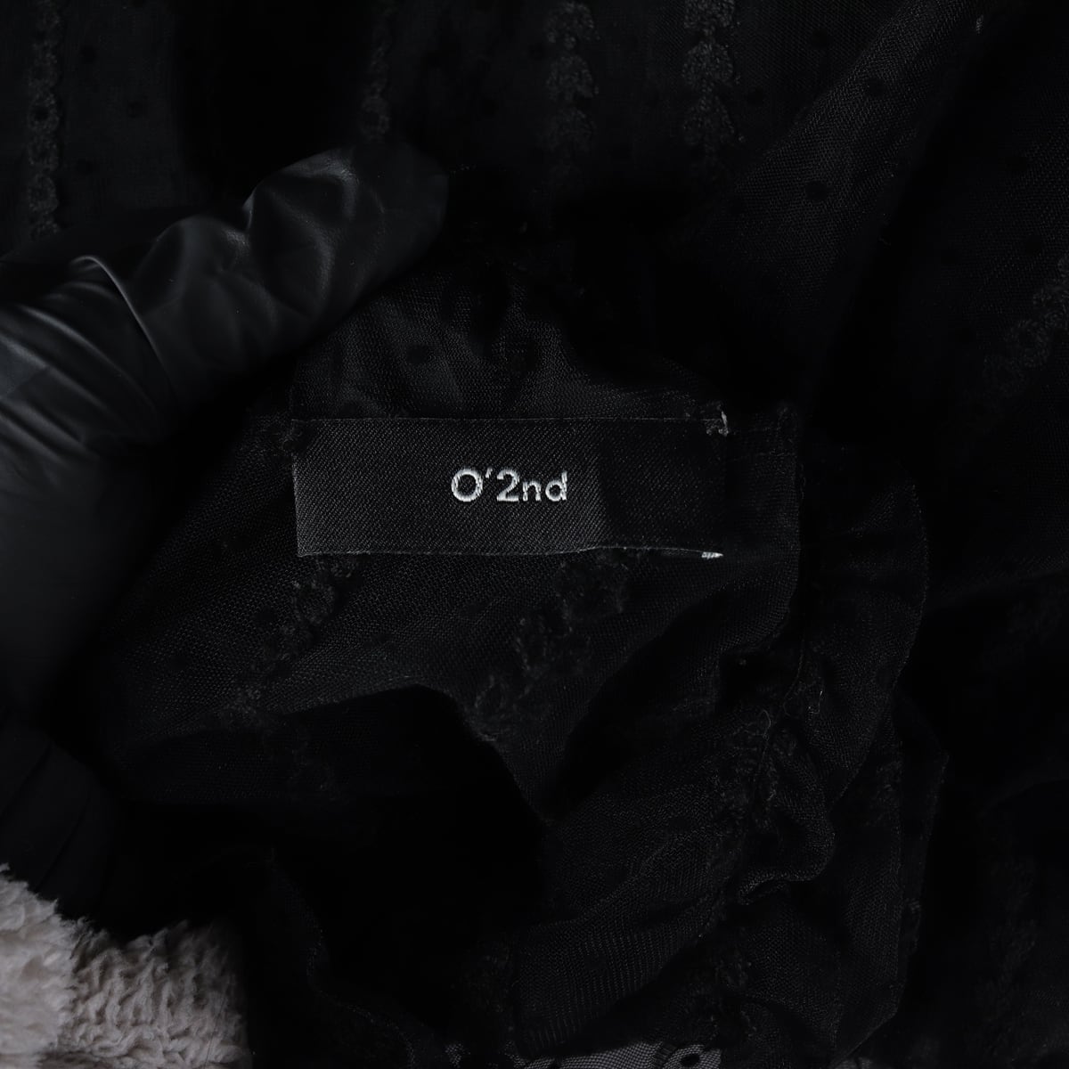 오즈세컨 22FW 쉬폰 레이스 플로킹 셔링 넥 블라우스 상세 이미지 3