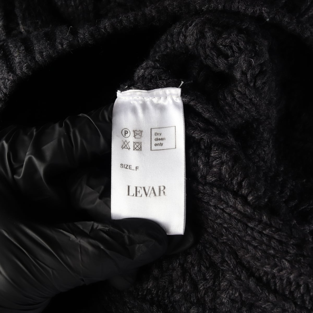 르바 LEVAR 케이블 니트 울 스웨터 차콜 상세 이미지 4