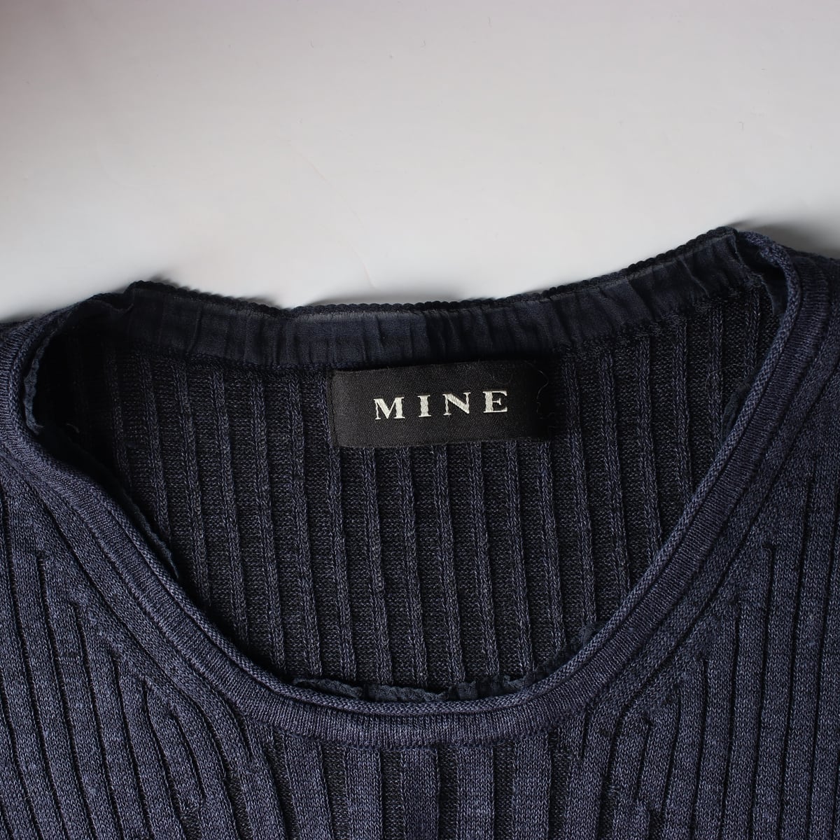 마인 MINE 리브드 린넨 울 블렌드 니트 슬리브리스 탑 상세 이미지 3