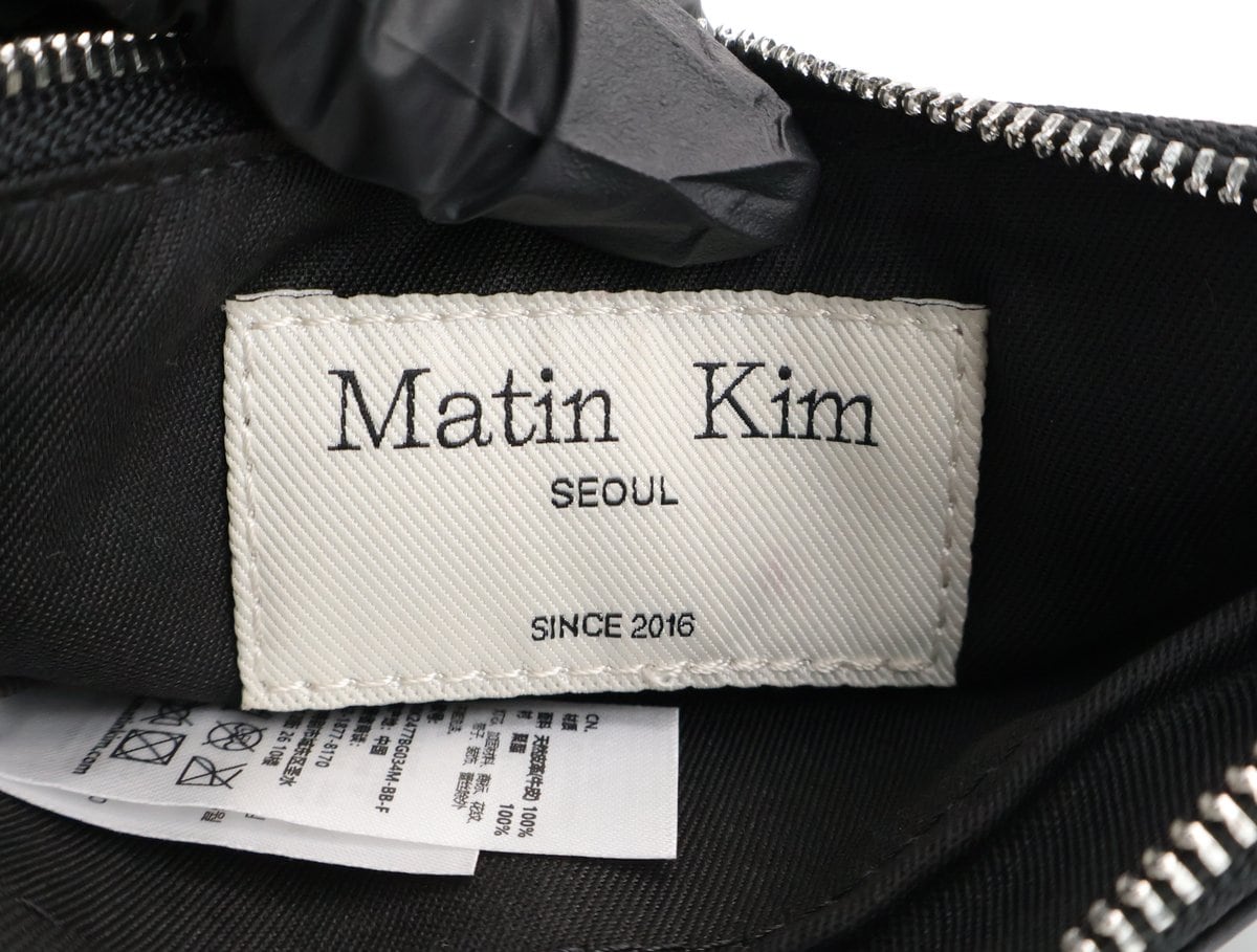 마뗑킴 24FW 글로시 카우 레더 마이크로 백 블랙 숄더백 상세 이미지 8