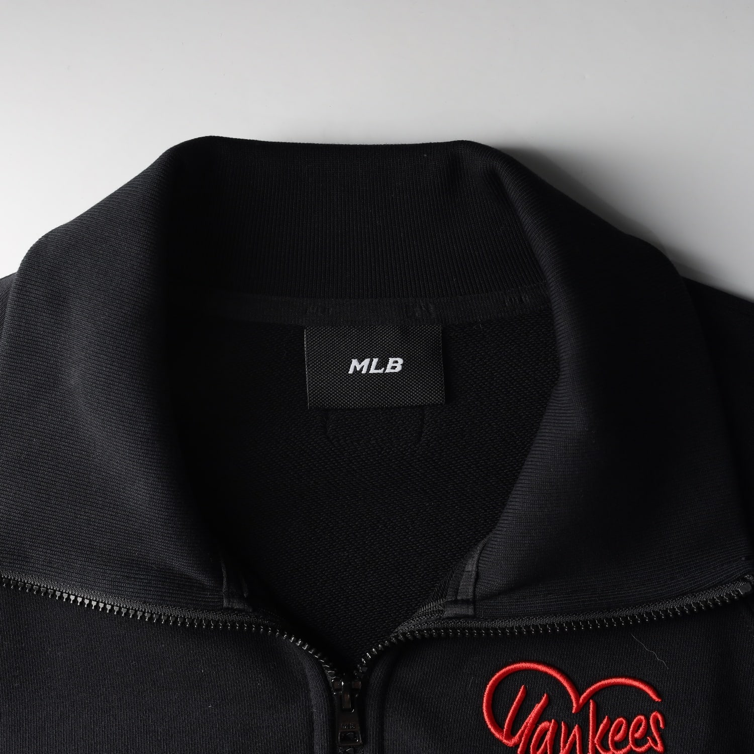 엠엘비 24SS 뉴욕 양키스 하트 로고 하프집업 카라 맨투맨 스웨트셔츠 이미지 3