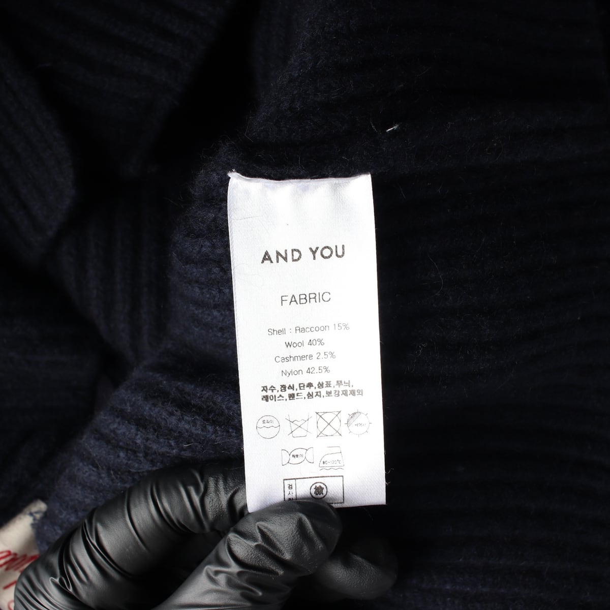 앤유 24FW 울 캐시미어 할스내스 빅카라 라쿤 가디건 네이비 상세 이미지 4