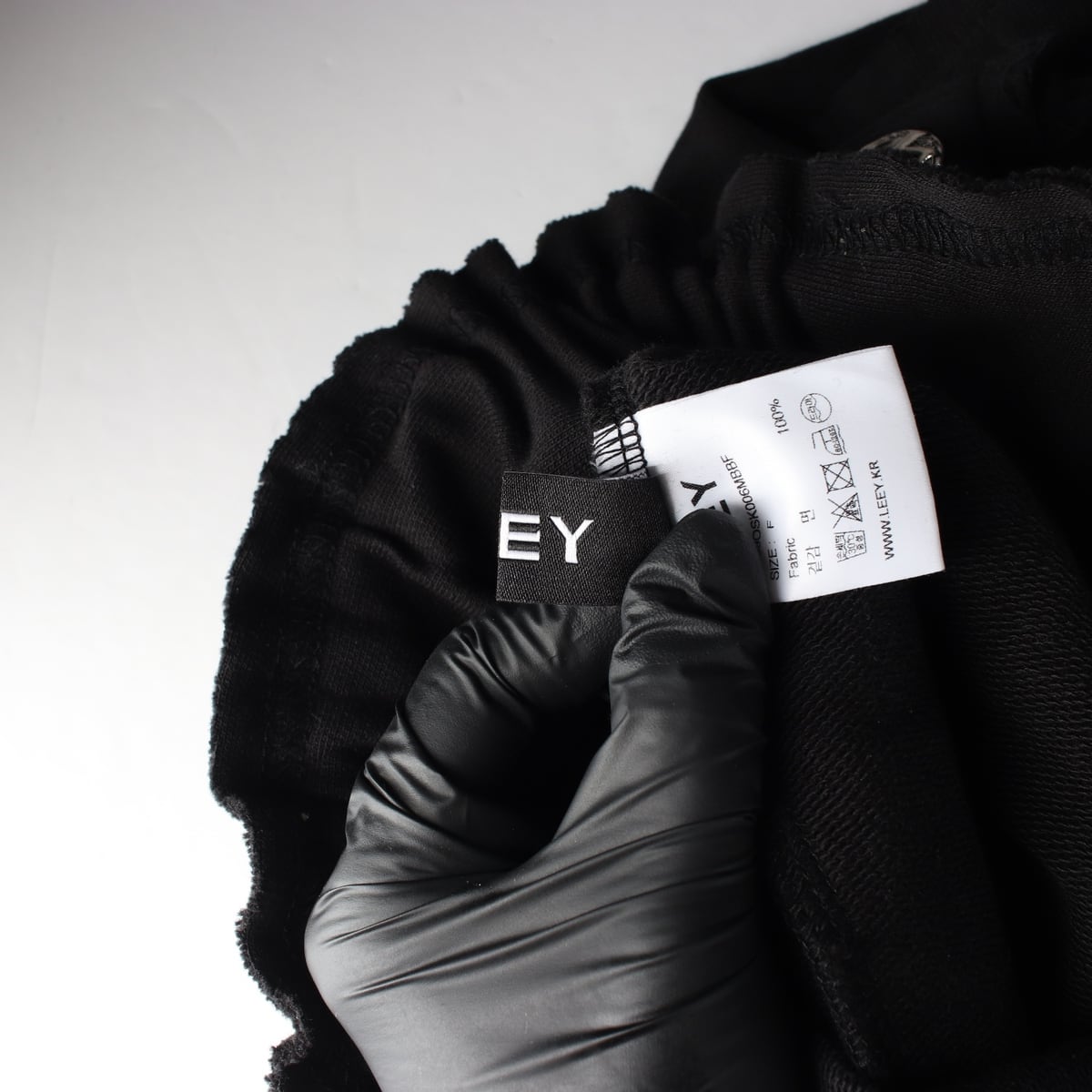 엘이이와이 LEEY 23FW RIVET 리벳 카고 미니 스웻 스커트 블랙 상세 이미지 4
