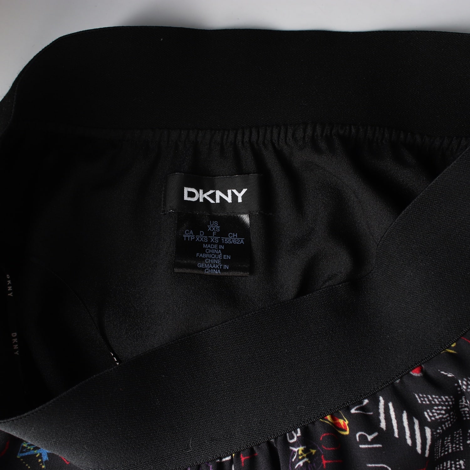 디케이엔와이 DKNY 그래픽 낙서 패턴 쉬폰 롱 플레어 스커트 이미지 3