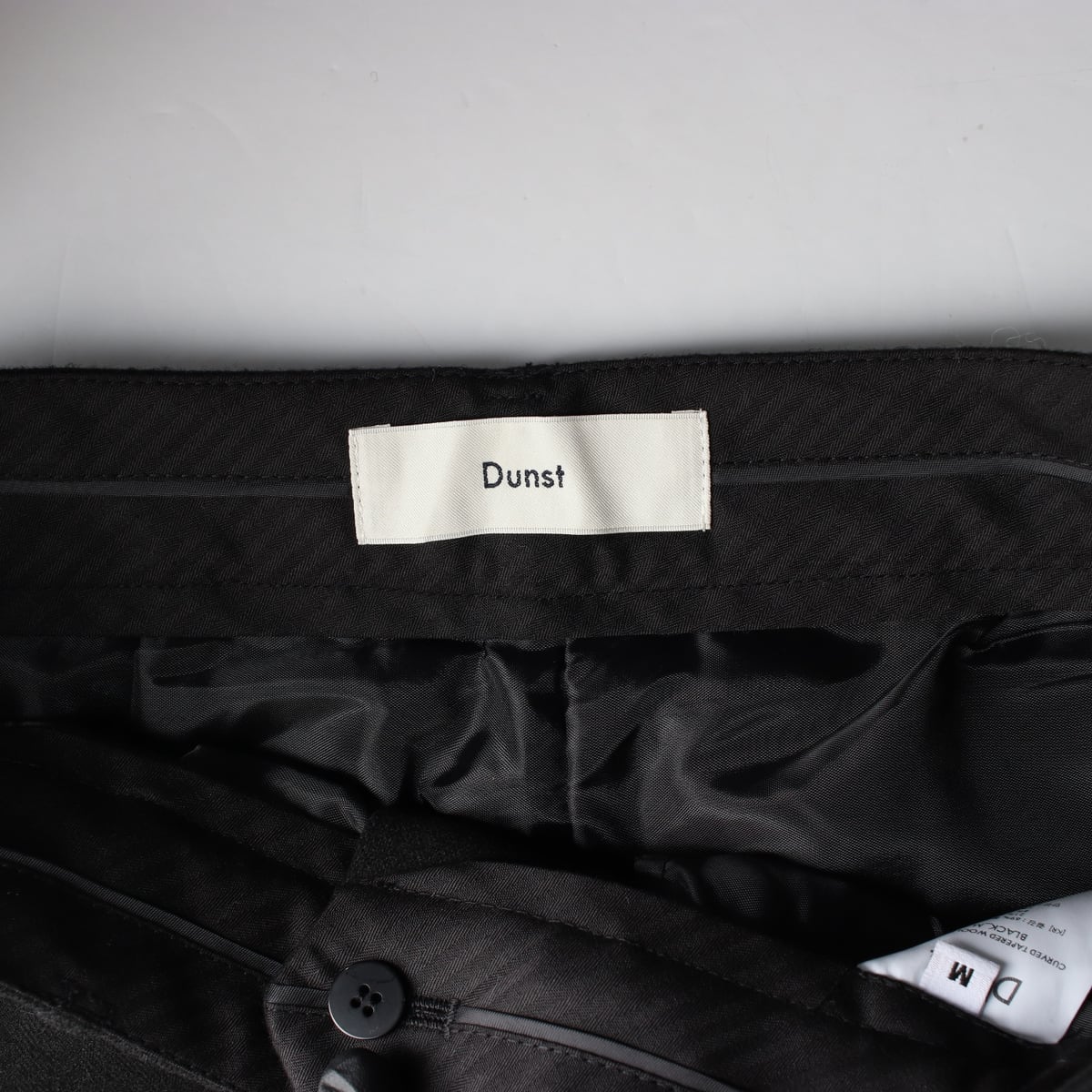 던스트 21FW 커브드 테이퍼드 울 슬랙스 블랙 상세 이미지 3