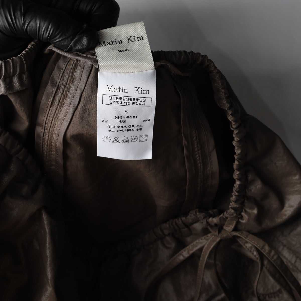 마뗑킴 23FW 퍼커링 나일론 롱 스커트 브라운 상세 이미지 4