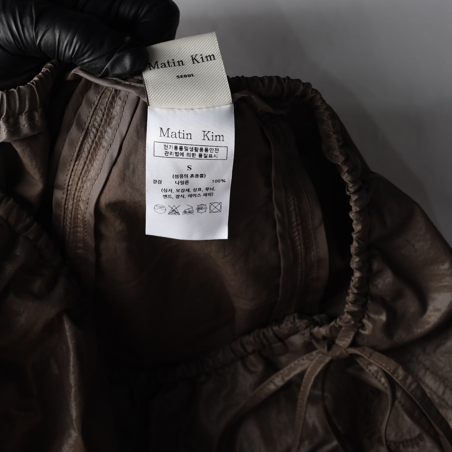 마뗑킴 23FW 퍼커링 나일론 롱 스커트 브라운 이미지 4