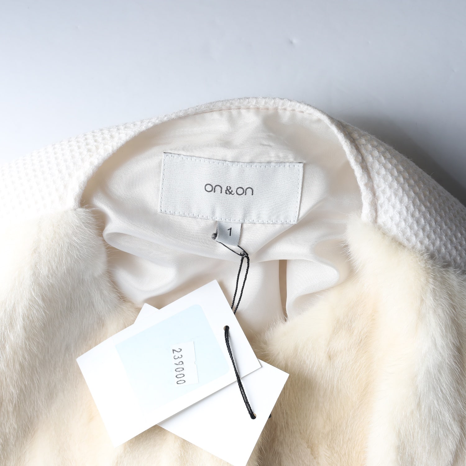 (새상품) 온앤온 23FW 밍크 퍼 조끼 베스트 아이보리 이미지 3