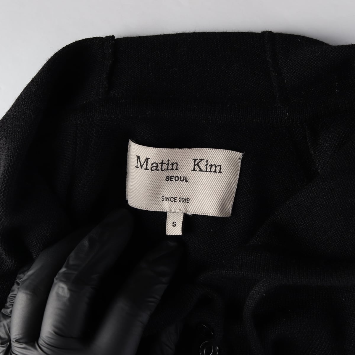 마뗑킴 25FW 버튼 후디 랭글런 니트 탑 인 블랙 상세 이미지 3