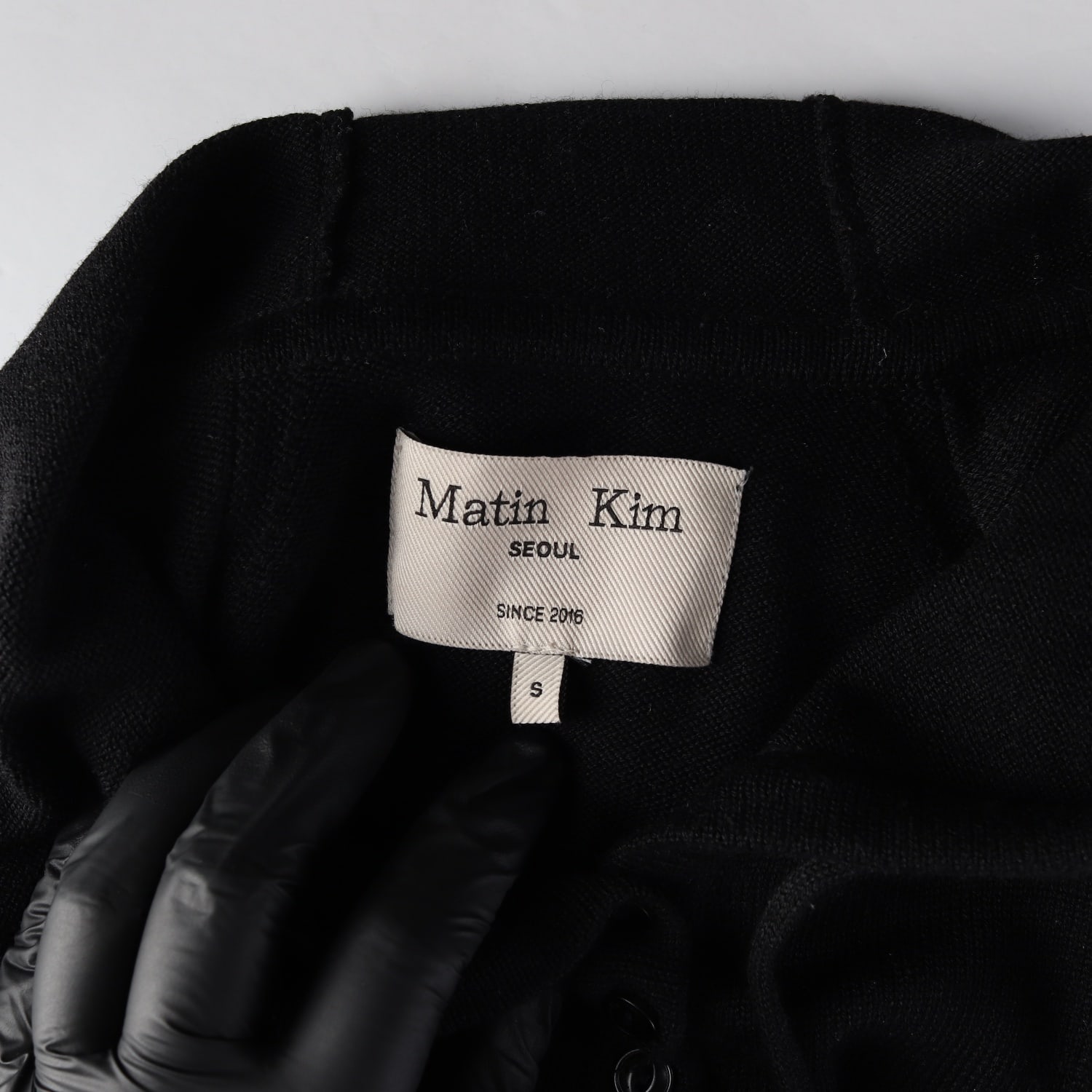 마뗑킴 25FW 버튼 후디 랭글런 니트 탑 인 블랙 이미지 3