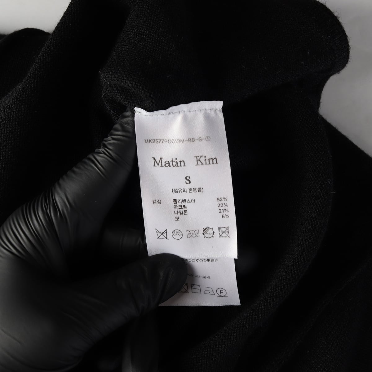 마뗑킴 25FW 버튼 후디 랭글런 니트 탑 인 블랙 상세 이미지 4