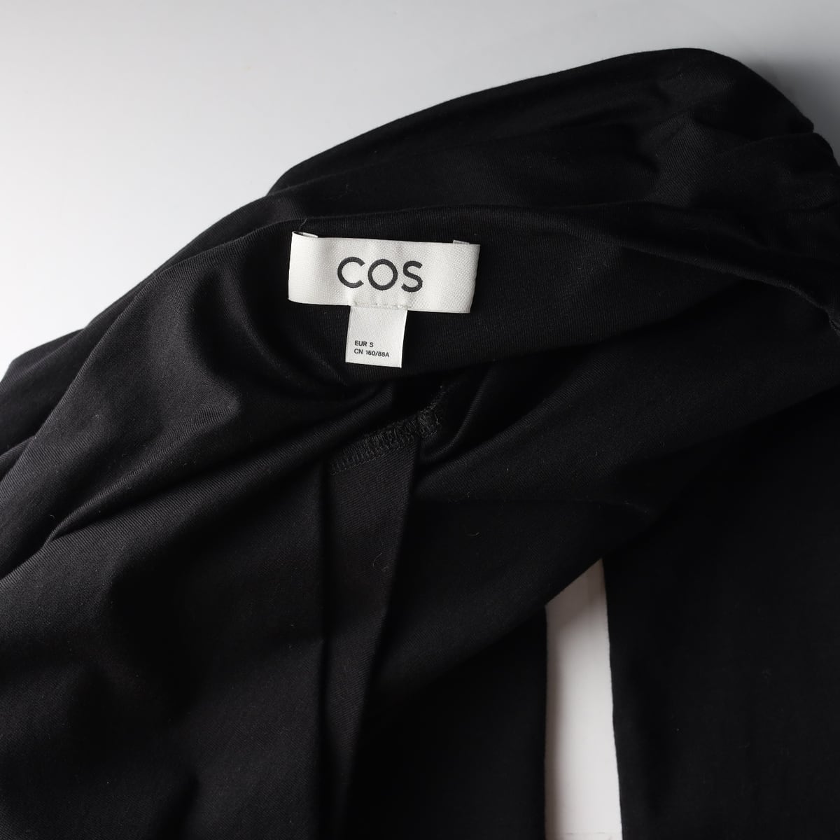 코스 COS 25SS 개더드 드레이프 원숄더 긴팔 탑 티셔츠 블라우스 상세 이미지 3