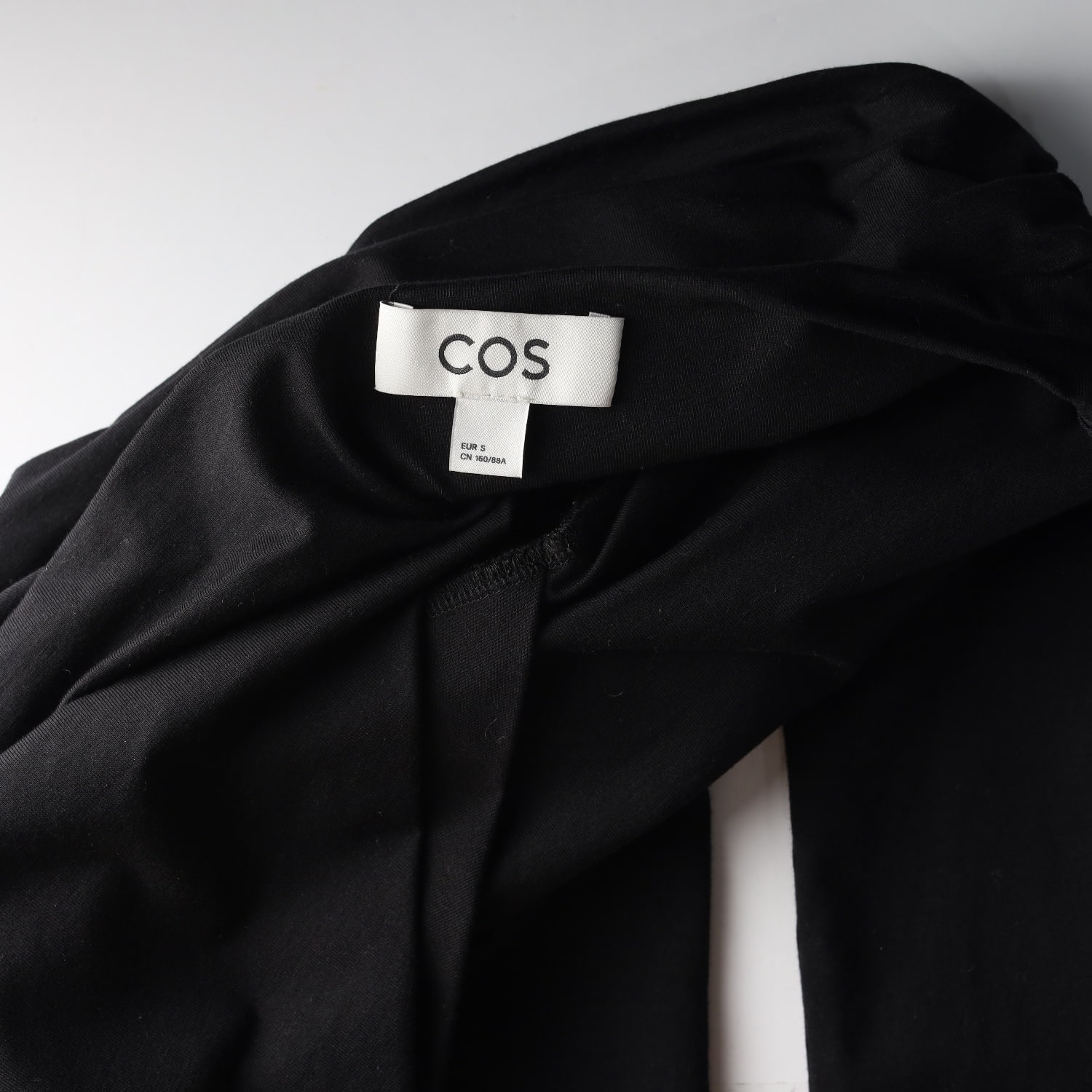 코스 COS 25SS 개더드 드레이프 원숄더 긴팔 탑 티셔츠 블라우스 이미지 3