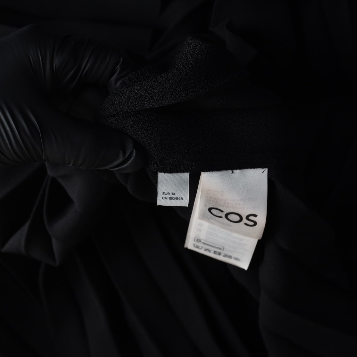 코스 COS 21FW 언밸런스 플리츠 롱 스커트 이미지 4