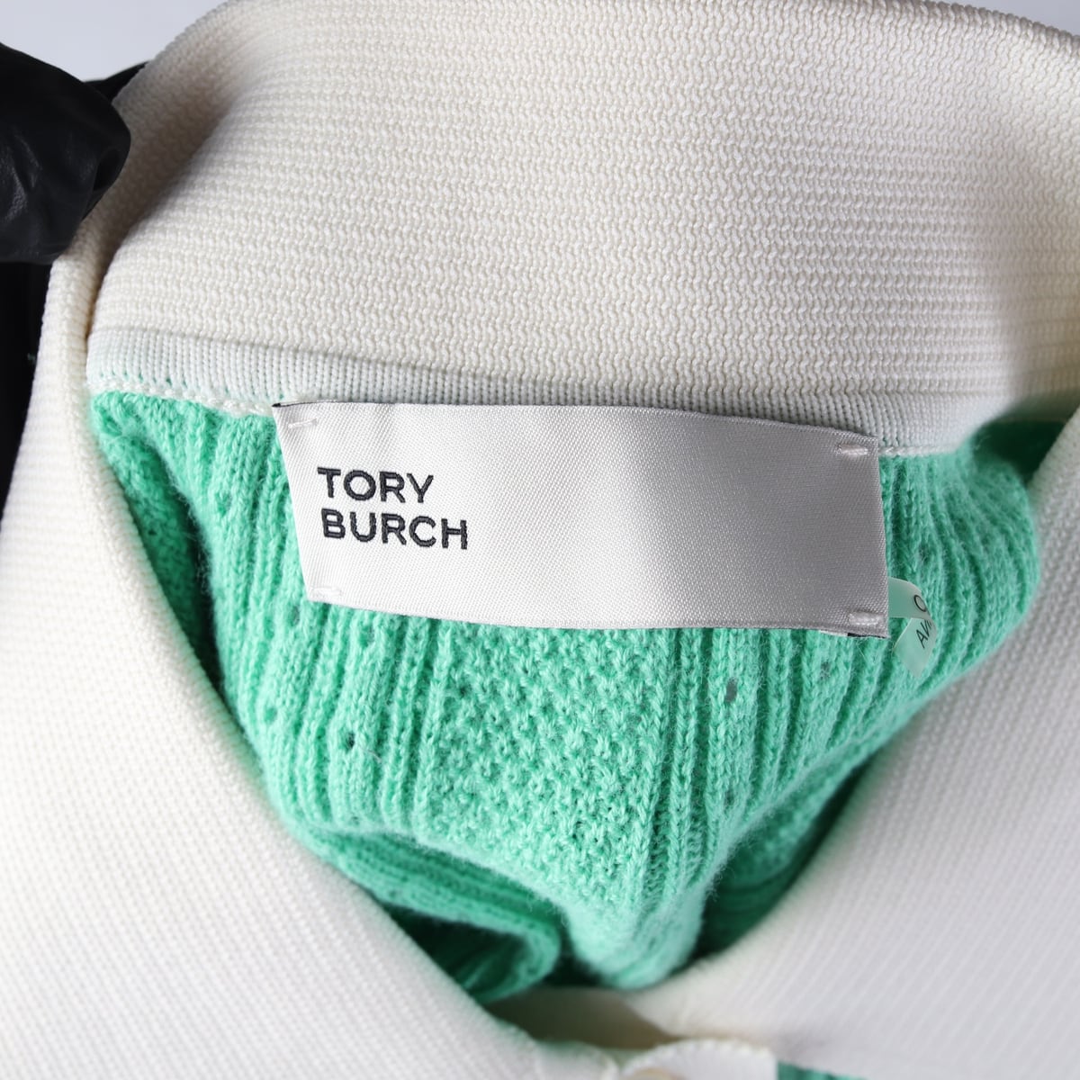 토리버치 23SS 배색 카라 코튼 포인텔 폴로 반팔 니트 그린 상세 이미지 3