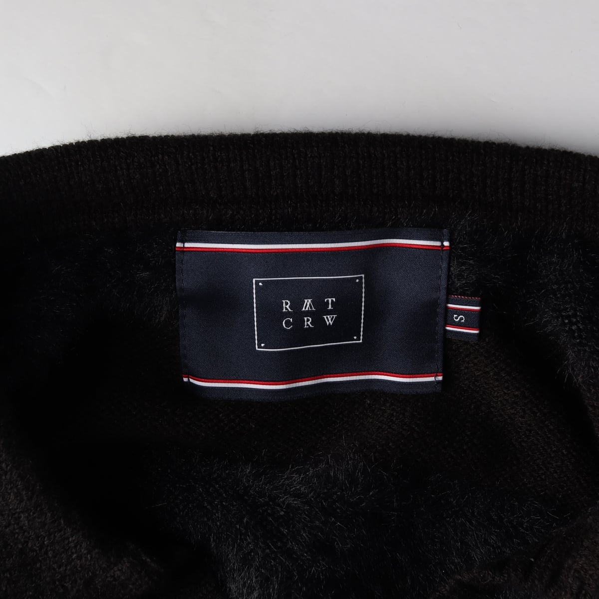 로맨틱 크라운 24FW PLUMOSA 플루모사 니트 폴로 퍼 스트라이프 스웨터 블랙 상세 이미지 3