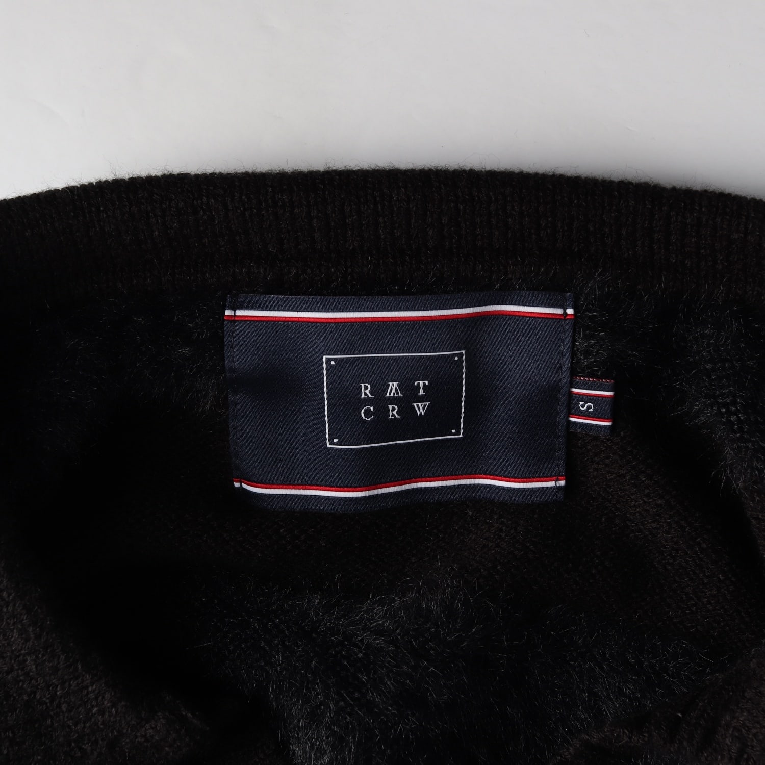 로맨틱 크라운 24FW PLUMOSA 플루모사 니트 폴로 퍼 스트라이프 스웨터 블랙 이미지 3