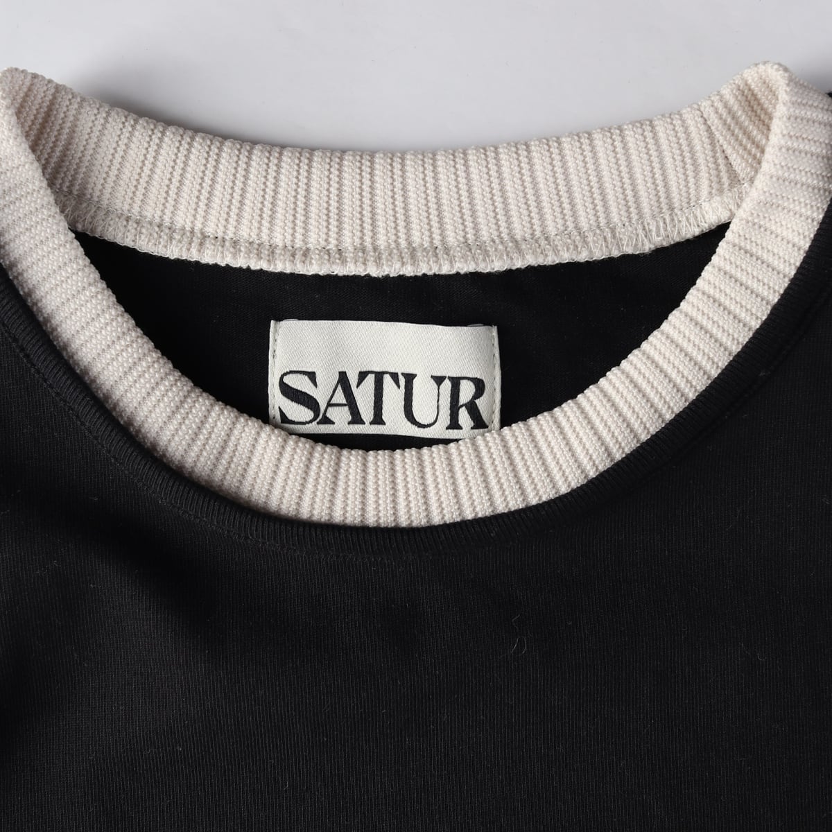 세터 SATUR 24SS 로고 자수 보야지 반팔 티셔츠 클래식 블랙 상세 이미지 3