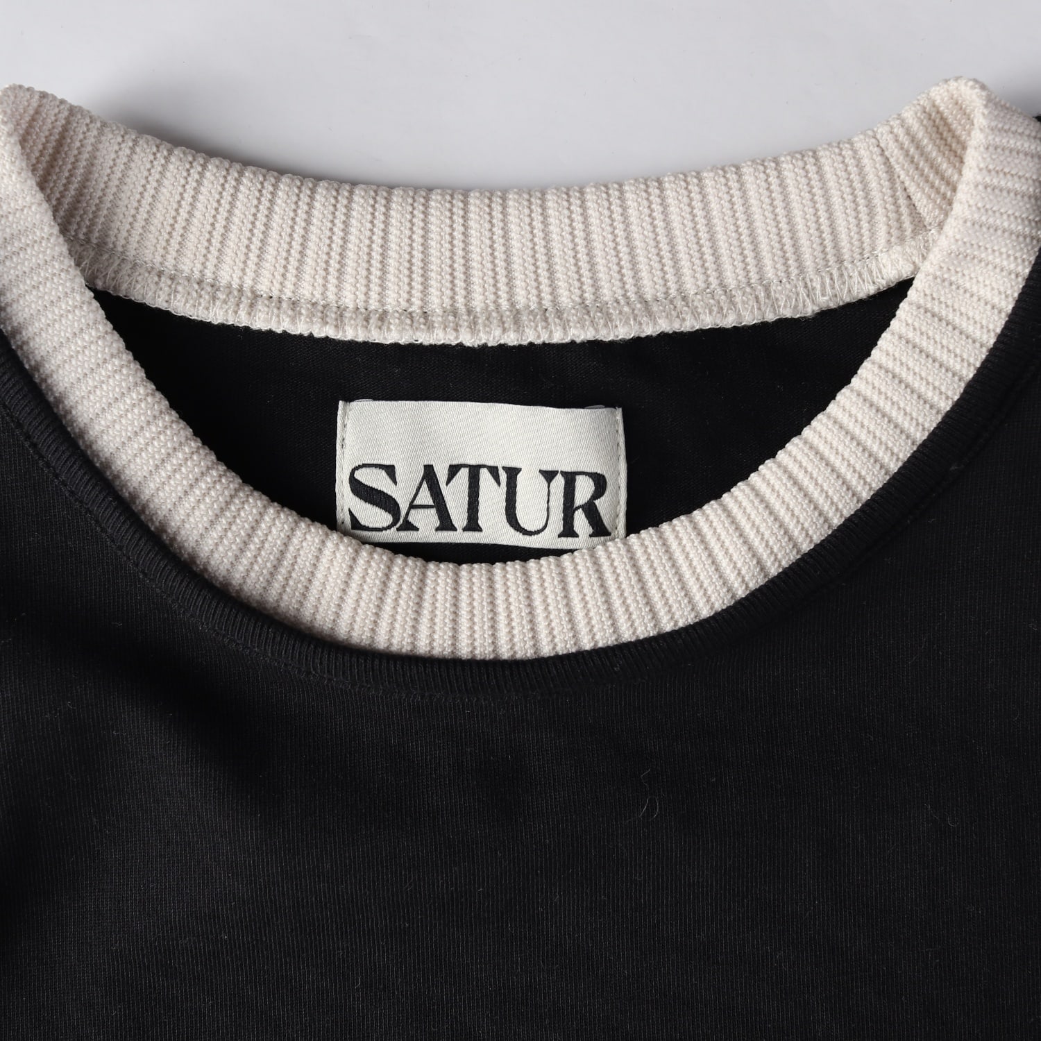 세터 SATUR 24SS 로고 자수 보야지 반팔 티셔츠 클래식 블랙 이미지 3