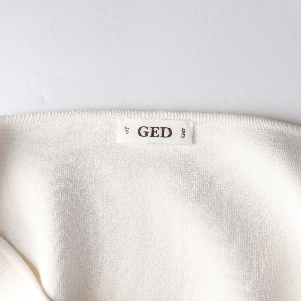 게드 GED 25SS 스퀘어넥 니트 슬리브리스 나시 탑 아이보리 상세 이미지 3