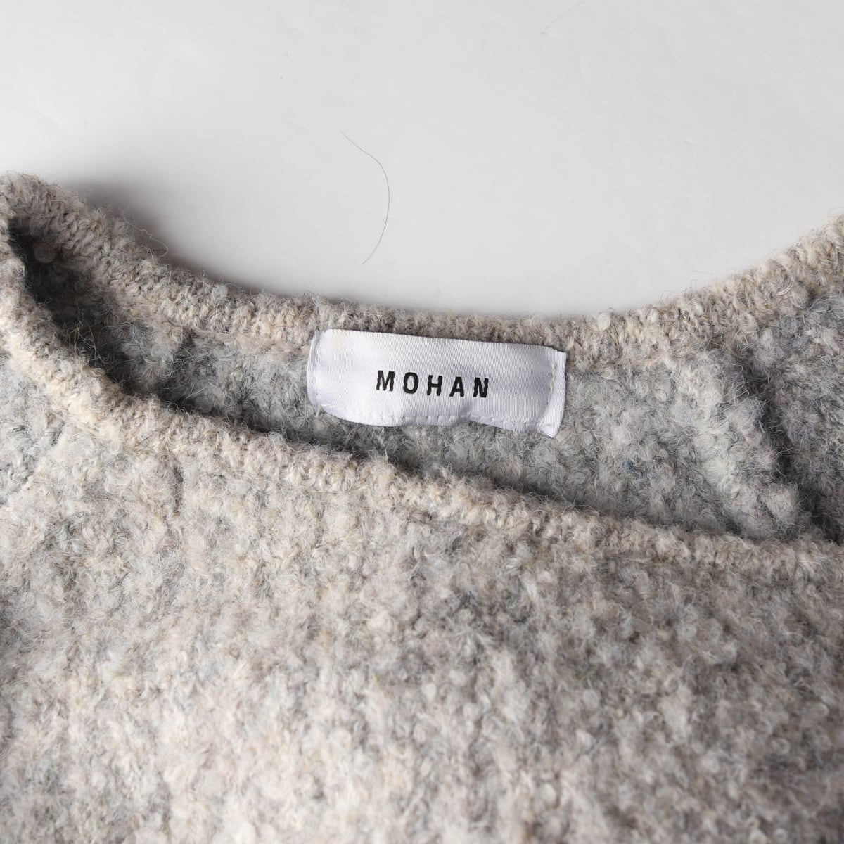 모한 23FW RTW 언발란스 넥 머플러 니트 탑 울 블렌드 스웨터 라이트그레이 상세 이미지 3