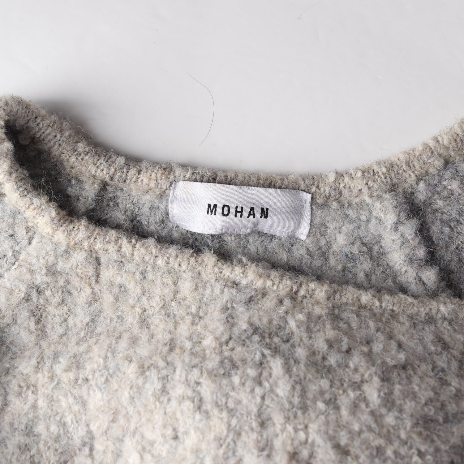 모한 23FW RTW 언발란스 넥 머플러 니트 탑 울 블렌드 스웨터 라이트그레이 이미지 3